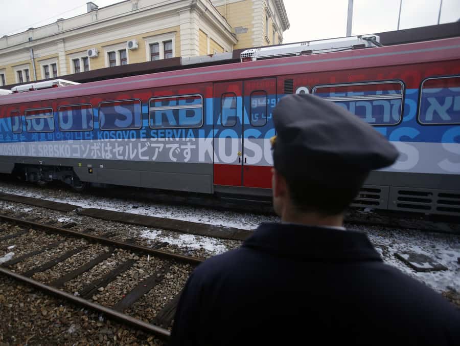 Влакът, за който беше обявено, че ще пътува от Белград до Косовска Митровица, бе изрисуван отвън с надписи на различни езици "Косово е Сърбия"