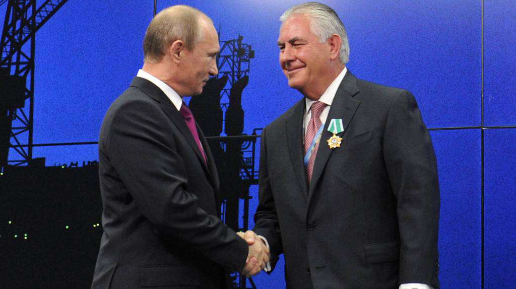 През 2013 г. Владимир Путин награди Рекс Тилерсън с руския орден "Дружба"