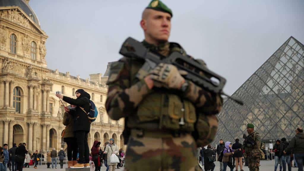 Антитерористи патрулират в двора на Лувъра