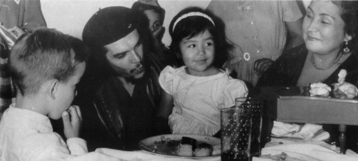Че Гевара на рожден ден на първата си дъщеря Илда заедно с майка ѝ Илда в Хавана след победата на революцията