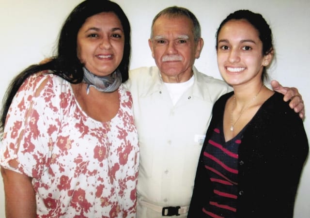 Оскар Лопес с дъщеря си и с внучката си