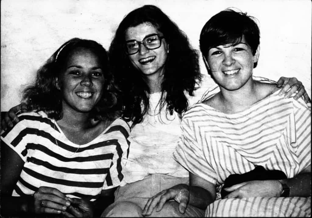 На тази снимка от 1985 г. дъщерите на Че Гевара Алейда (вдясно) и Селия (вляво) са с авторката (в средата) по време на интервю в София