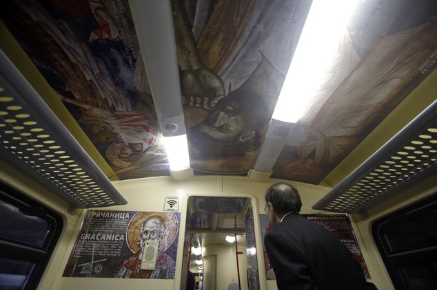 Отвътре влакът е аранжиран с репродукции на православни икони, стенописи и символи