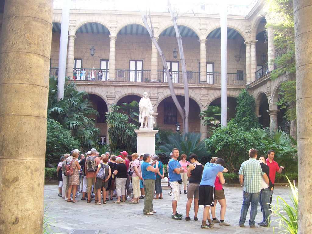 Туристическа група в двора на двореца на някогашния испански губернатор на Хавана. Снимка: Къдринка Къдринова
