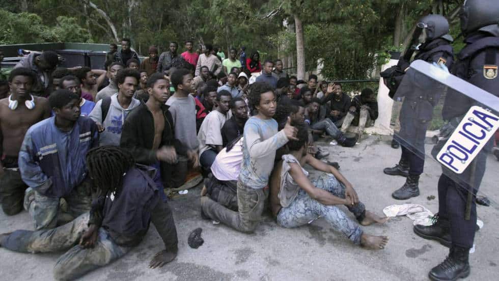Африкански мигранти, успели да пробият защитната мрежа на испанския анклав Сеута в Мароко. Снимка: elpais.com