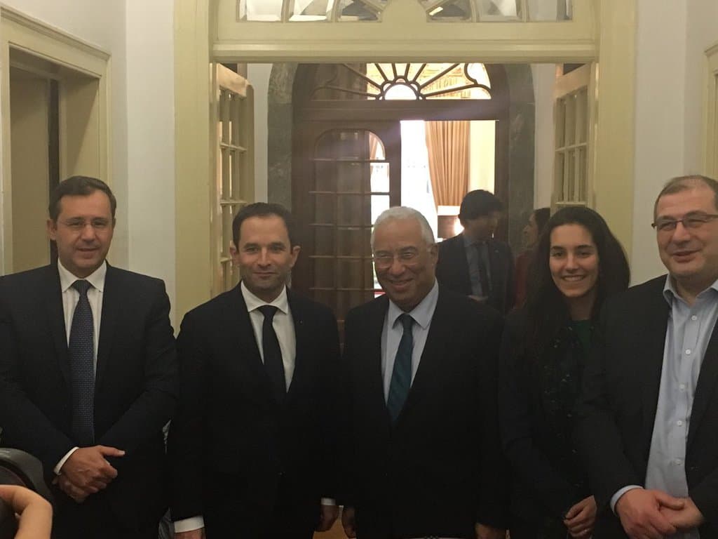Първото посещение в чужбина на Беноа Амон (вторият отляво) в качеството му на кандидат-президент на френските социалисти бе в Португалия, при Антонио Коща, от чийто пример се вдъхновява. Снимка: Туитър