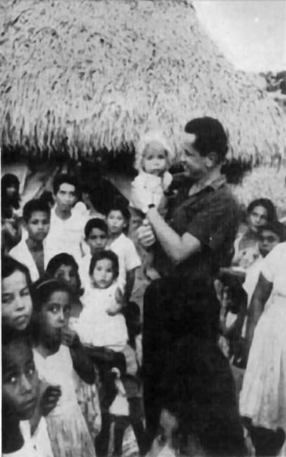 Камило Торес със селски деца. Снимка: Уикипедия