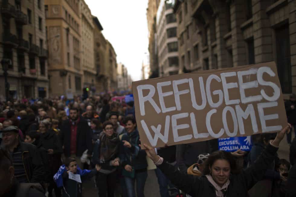 Многохилядното шествие в Барселона дотолкова обърка някои нашенци, че предположиха да е било не ЗА, а ПРОТИВ мигрантите. Снимките обаче са достатъчно красноречиви. "Бежанци, добре дошли!"–пише на един от плакатите, издигнат на демонстрацията. Снимка: elpais