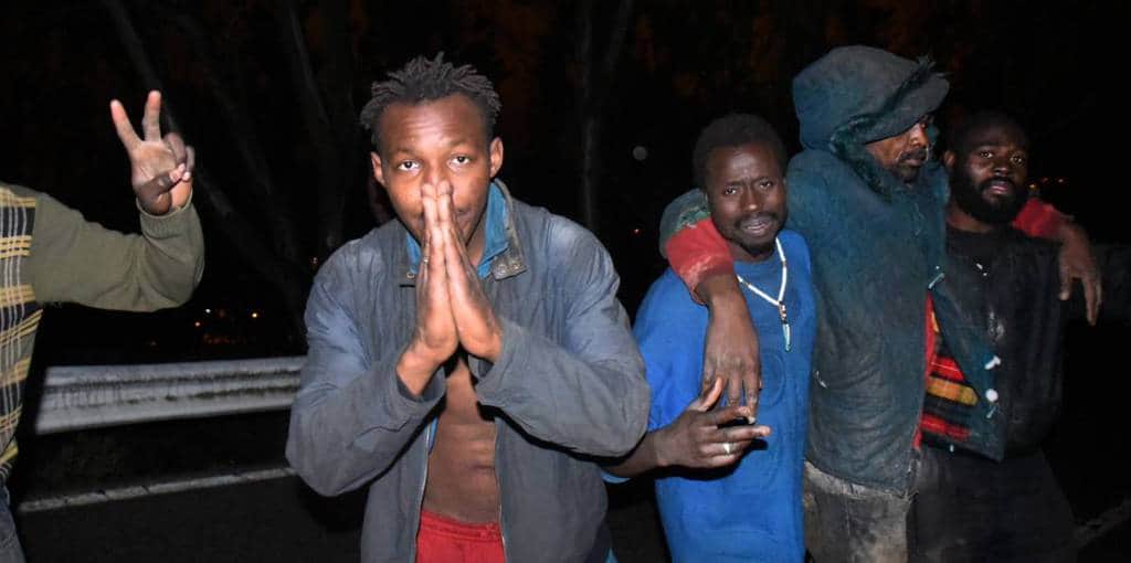 Повечето африканци, стигащи до Сеута, са гладни, изтощени, отчаяни и уплашени. Но не бягат от добро. Снимка: elpais.com