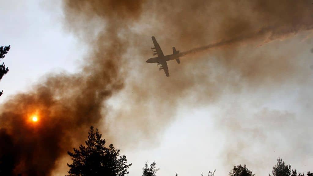 Няколко чужди държави изпратиха свои специализирани самолети и пожарни отряди, за да помогнат на Чили в овладяването на пожарите. Снимка: t13.cl 