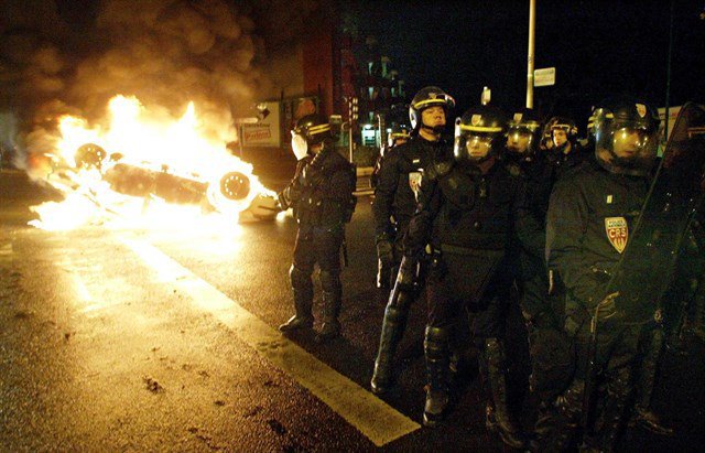 В северните парижки предградия отново горят коли и контейнери, а по улиците патрулира освирквана полиция. Снимка: Туитър