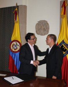 Кметът на Богота Густаво Петро (вляво) назначава през 2013-та Давид Гарсия за ръководител на основаната от баща му филхармония на столицата. Снимка: кметството на Богота