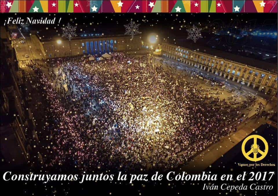 Този изглед към изпълнения с демонстриращи за мир хора централен площад на Богота беше избран от Иван Сепеда за неговата лична коледна картичка, с която призовава във Фейсбук: "Да изградим заедно мира в Колумбия през 2017-та". Снимка: Фейсбук