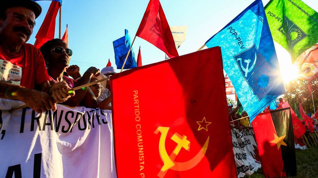 Дейци на комунистическия синдикат участват в празника на партийното издание на ПКП "Аванте". Снимка: avante.pt