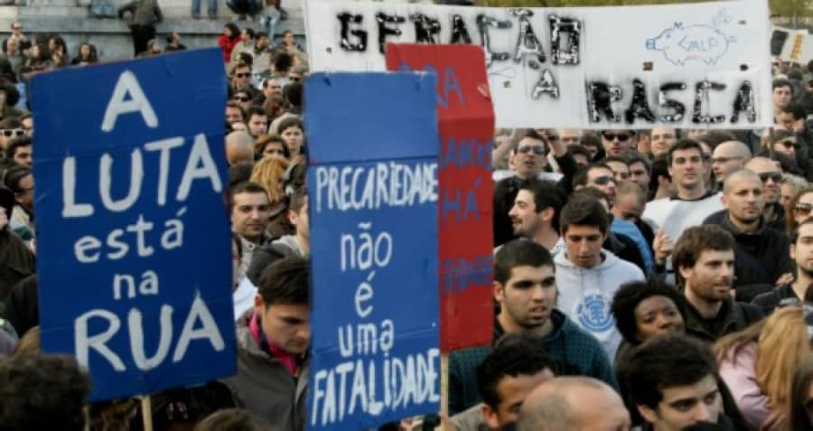 "Борбата е на улицата" и "Несигурността днес е фатална" пише на два от плакатите на тази демонстрация в Лисабон срещу социалните орязвания. Снимка: avante.pt