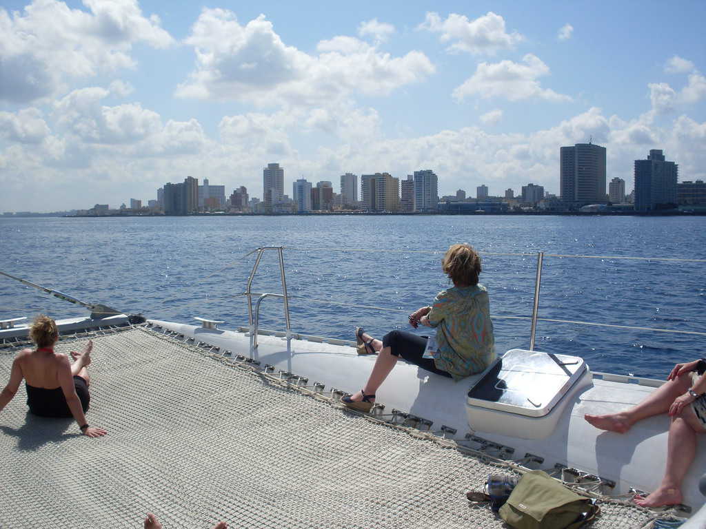 Морските разходки с катамарани край Хавана са едно от любимите забавления на туристите. Снимка: Къдринка Къдринова