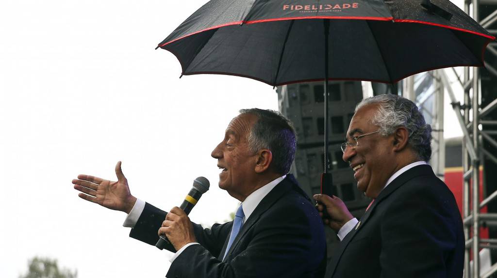 Премиерът Антонио Коща държи чадър над президента Марсело Ребело де Соуза, с когото са в синхрон, въпреки различните си партии. Снимка: delitodeopiniao.blogs.sapo.pt