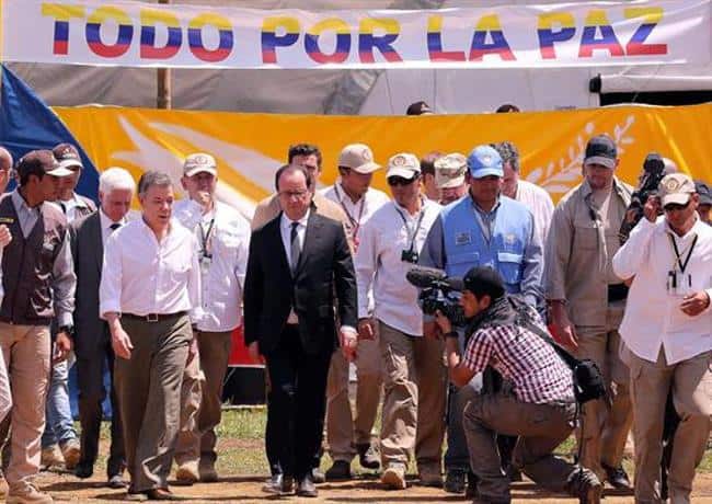 По време на визитата си в Колумбия през януари френският президент Франсоа Оланд посети заедно с домакина и колегата си Мануел Сантос една от зоните, в които ще се концентрират разоръжаващите се бойци на ФАРК. Снимка: архив 