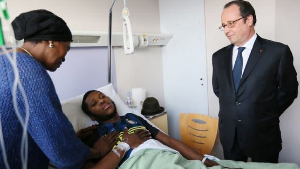 Президентът Франсоа Оланд посети пострадалия Тео в болницата. Снимка: france24