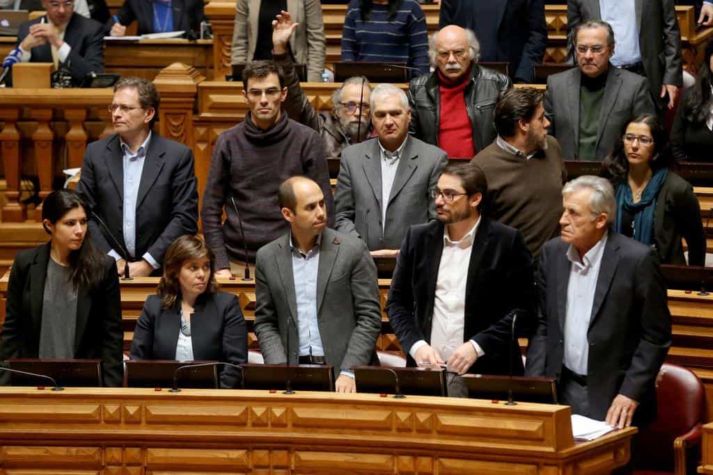 Левите крепители на соцправителството в Лисабон възмутено се противопоставиха в парламента на предложението за намаляване на осигурителната тежест за работодателите. На първия ред втората отляво е Катарина Мартинс, а първият отдясно е Жеронимо де Соуза. Снимка: publico.pt