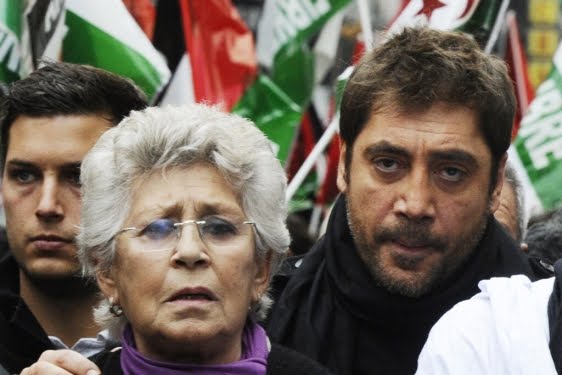 Пилар Бардем и синът ѝ Хавиер на протест в защита на правата на народа от Западна Сахара. Снимка: espagne-enCRISIS