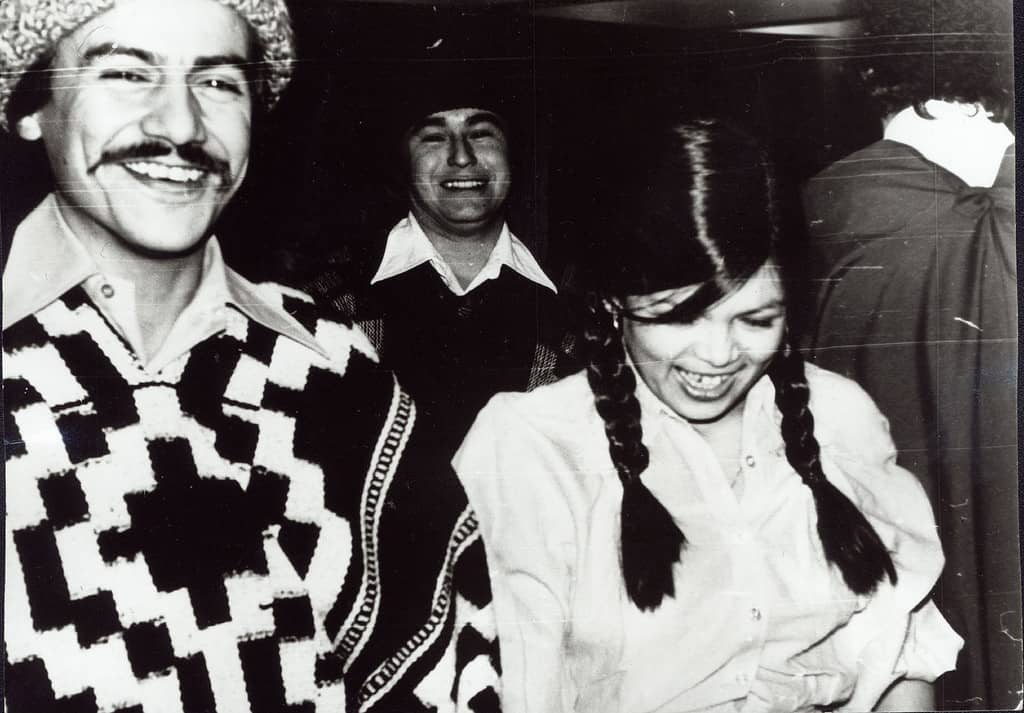 Тито и Дорис (на преден план), докарани с чилийски костюми и готови за националния чилийски танц куека–1979 г., Чилийски клуб, София. Снимка: Къдринка Къдринова
