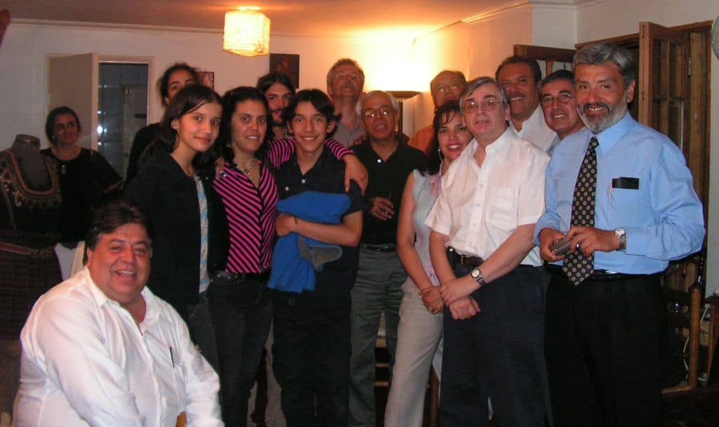 Януари 2005 г. Българи и "български" чилийци в дома на Иван Цибулка в Сантяго. Карлос Жиро е вторият отдясно на предна линия, с бялата риза. Снимка: Къдринка Къдринова