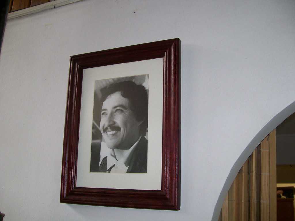 Алберто Корвалан, завинаги на 28 години. Усмихва се от портрет на стената в дома на родителите си в Сантяго, 2008 г. Снимка: Къдринка Къдринова