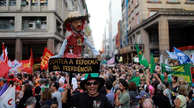 Демонстрация в град Порто Алегре срещу пенсионната реформа. Снимка: telesurtv