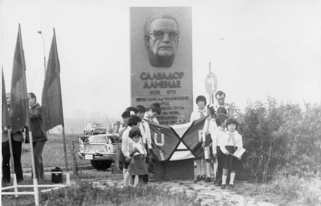 Това беше паметникът на Салвадор Алиенде в София, демонтиран по нареждане на кмета Янчулев през 1991 г. и изгубен след това. На тази снимка от 1980 г. край монумента има митинг в чест на посещението у нас на Луис Корвалан и на Ортенсия Буси, вдовицата на Алиенде. Някои от чилийските деца пред паметника, вече пораснали, след години ще рецитират стихове за България пред президента Първанов. Снимка: Къдринка Къдринова