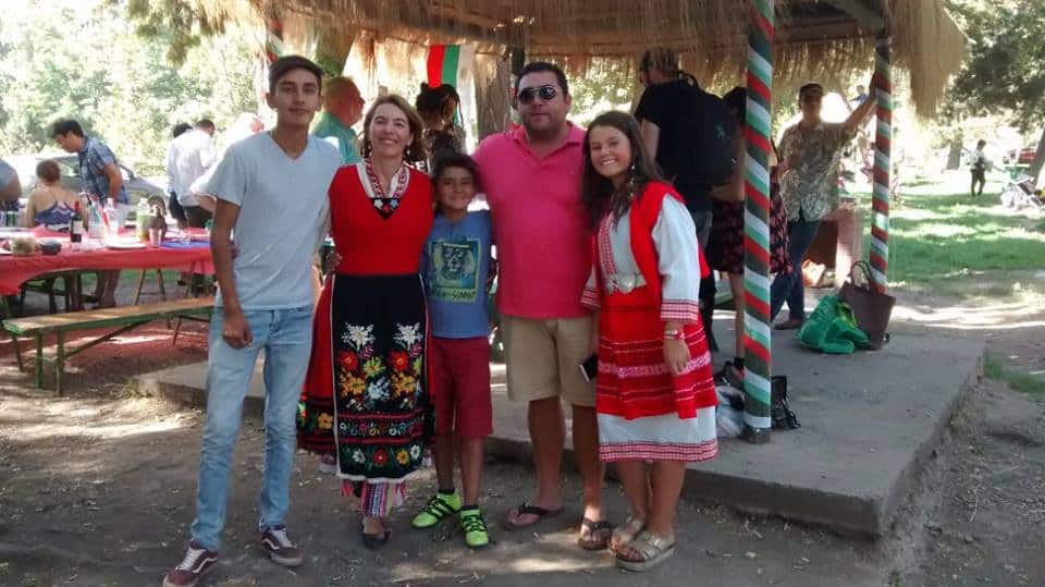 Български носии, чилийско настроение. Снимка: Фейсбук