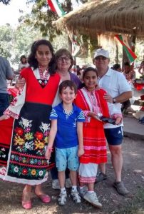 Новите поколения на българо-чилийската дружба с удоволствие носят български носии. Снимка: Фейсбук