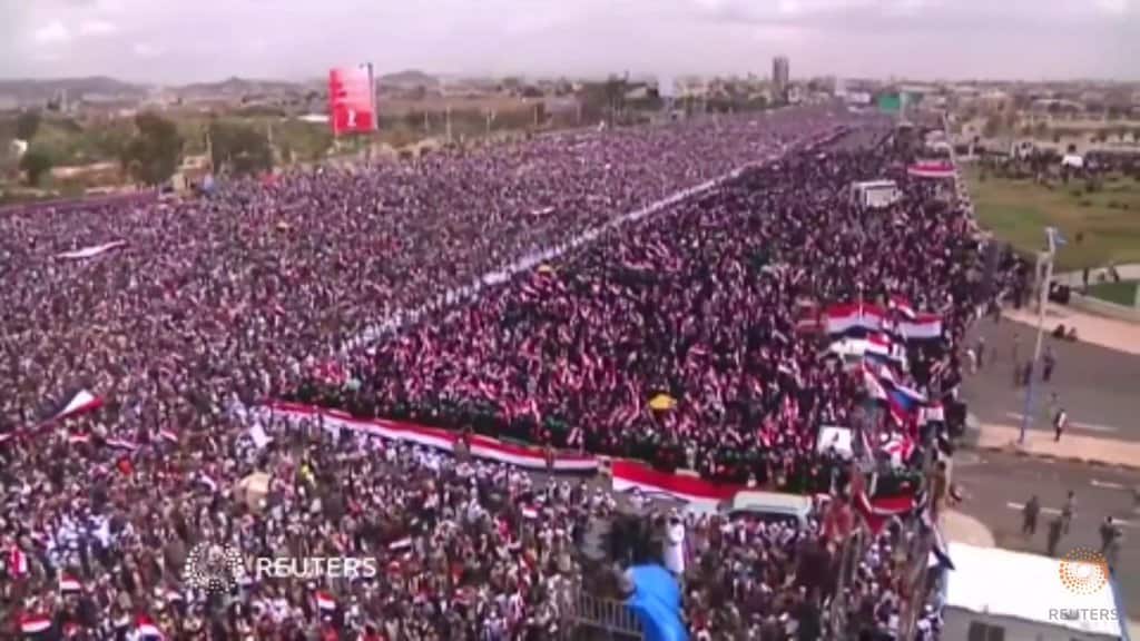 Жителите на столицата Сана отбелязаха втората годишнина от саудитската интервенция с поредния многохиляден протест. Снимка: Twitter