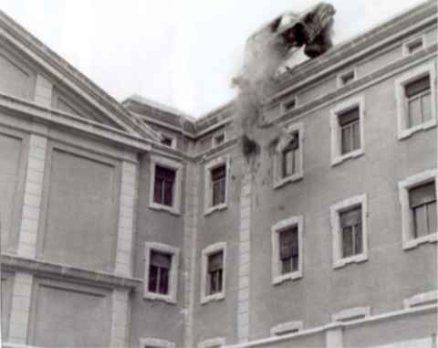 Колата на адмирала прелита над покрива на сградата на съседния манастир. Снимка: архив