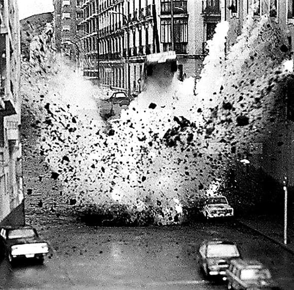 Моментът на експлозията, в който колата на Кареро Бланко изхвърча нагоре. Снимка: архив