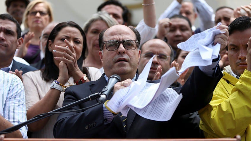 Председателят на Националното събрание къса присъдата на Върховния съд. Снимка: elpais.com