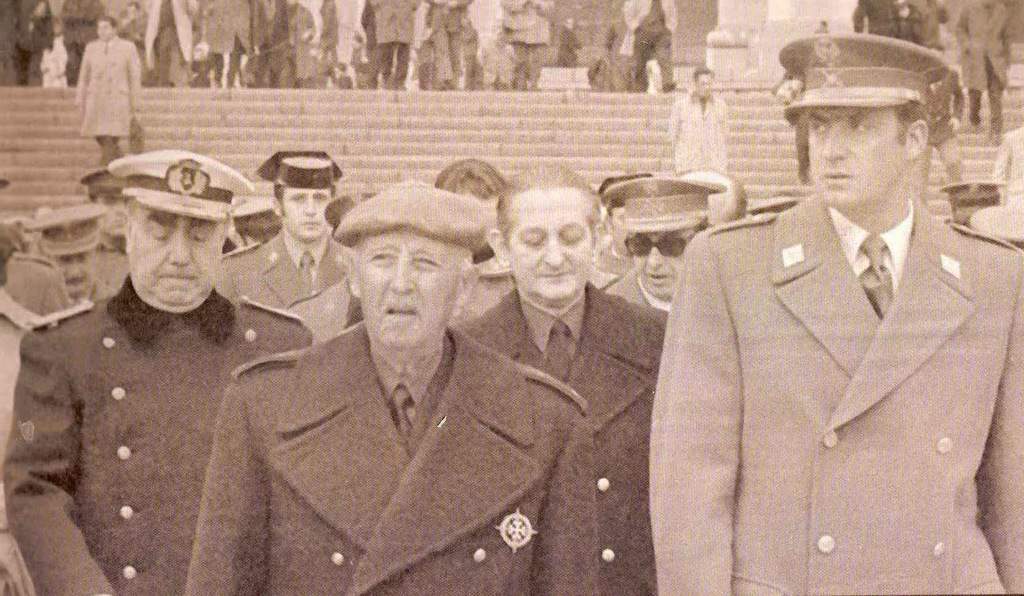Адмирал Луис Кареро Бланко (вляво, с адмиралска шапка), диктаторът Франсиско Франко (в средата, с баретата) и бъдещият крал Хуан Карлос (крайният вдясно). Снимка: federacion.republicanos.info