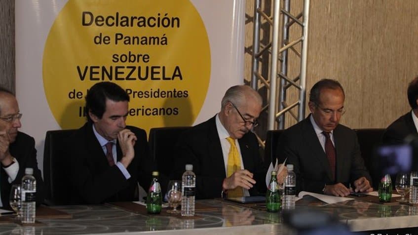 Хосе Мария Аснар (вторият отляво) заедно с латиноамерикански експрезиденти по време на сбирката на IDEA в Панама през 2015 г. Снимка: Globovision