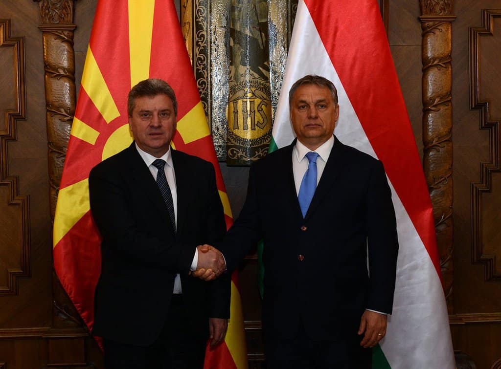 Докато Йоханес Хан търсеше македонския президент Георге Иванов в Скопие, той реши да се позадържи при приятеля Виктор Орбан в Унгария. Снимка: Twitter