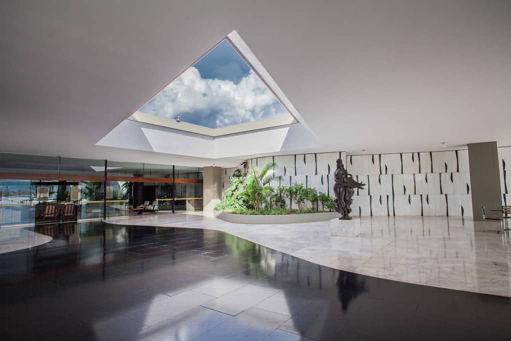 Кът от вицепрезидентската резиденция "Жабуру", също сътровена от Оскар Нимайер, където Мишел Темер предпочита да живее. Снимка: Planalto