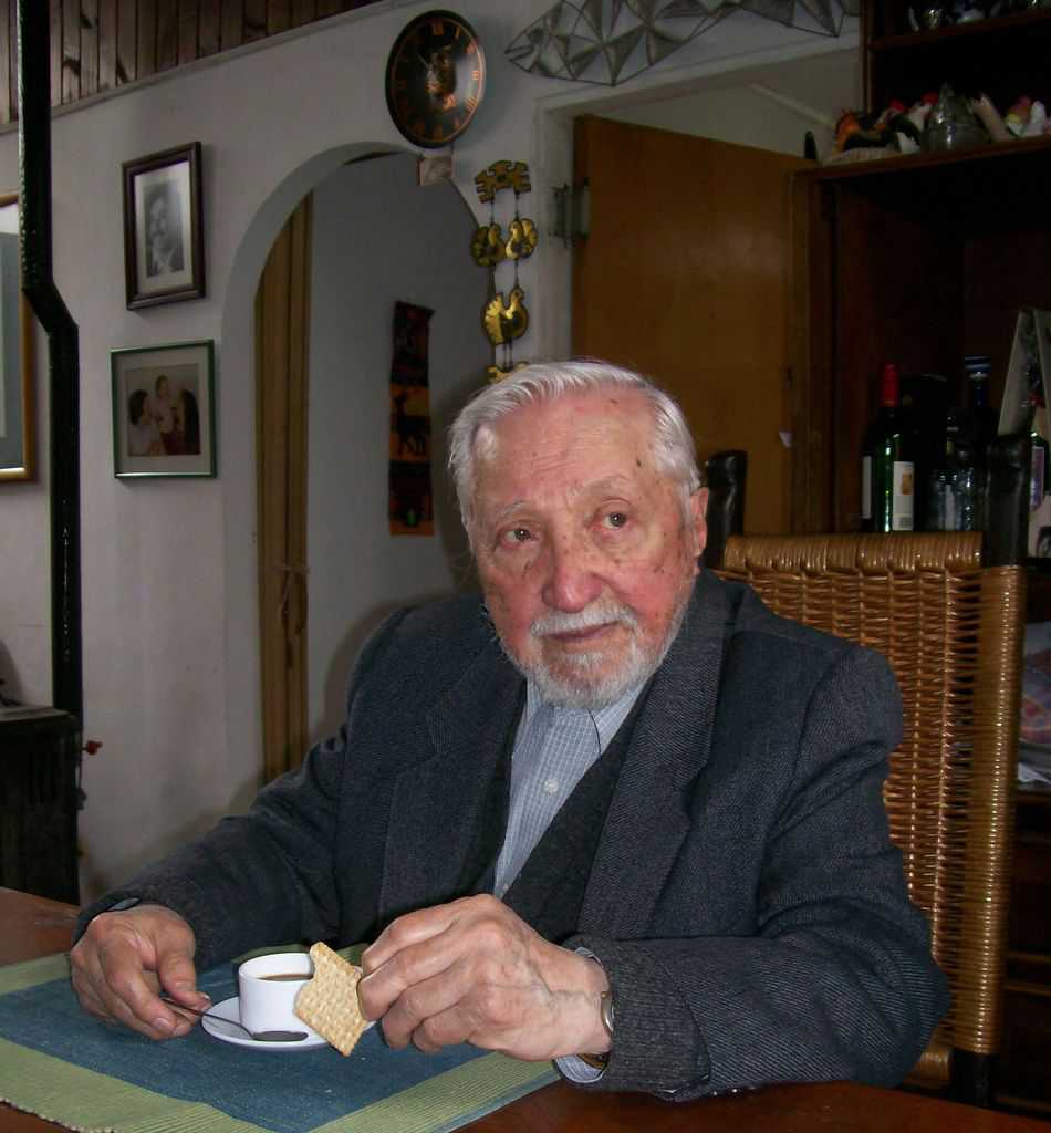 92-годишният Луис Корвалан в дома си в Сантяго през 2008 г. На стената отзад, горе вляво, е портретът на Алберто. Луис Корвалан почина през 2010 г. Снимка: Къдринка Къдринова