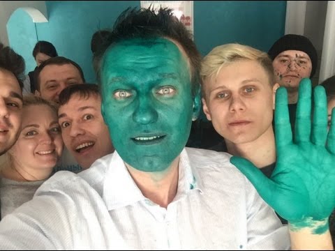 Алексей Навални направи шоу от зеленото си лице–боядиса го цялото, а също и ръцете си и стана герой на младите си фенове. Снимка: YouTube