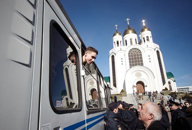 Протести имаше не само в Москва, но и в други градове. Този млад участник, който наднича от полицейската камионетка, е бил задържан на проявата в Калининград. Снимка: Коммерсантъ