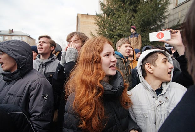Млади участници в демонстрацията в град Самара. Снимка: Коммерсантъ