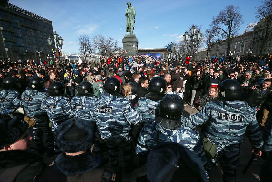 Момент от противостоенето между демонстрантите и силите на реда на площад "Пушкин" в Москва. Снимка: ТАСС