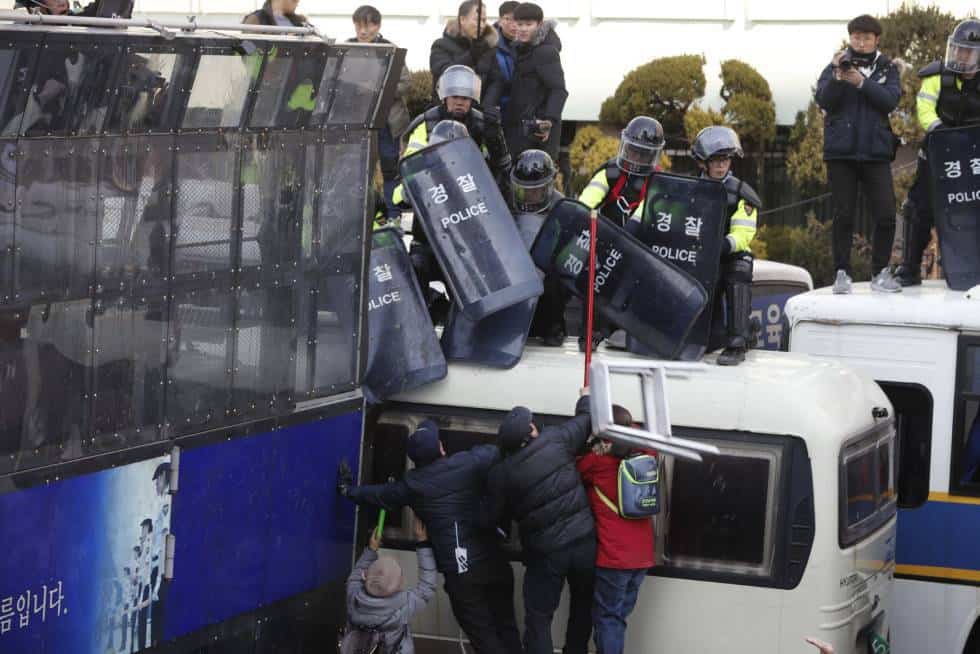 Симпатизанти на отстранената президентка изливат яда си срещу полицаи. Снимка: elpais.com