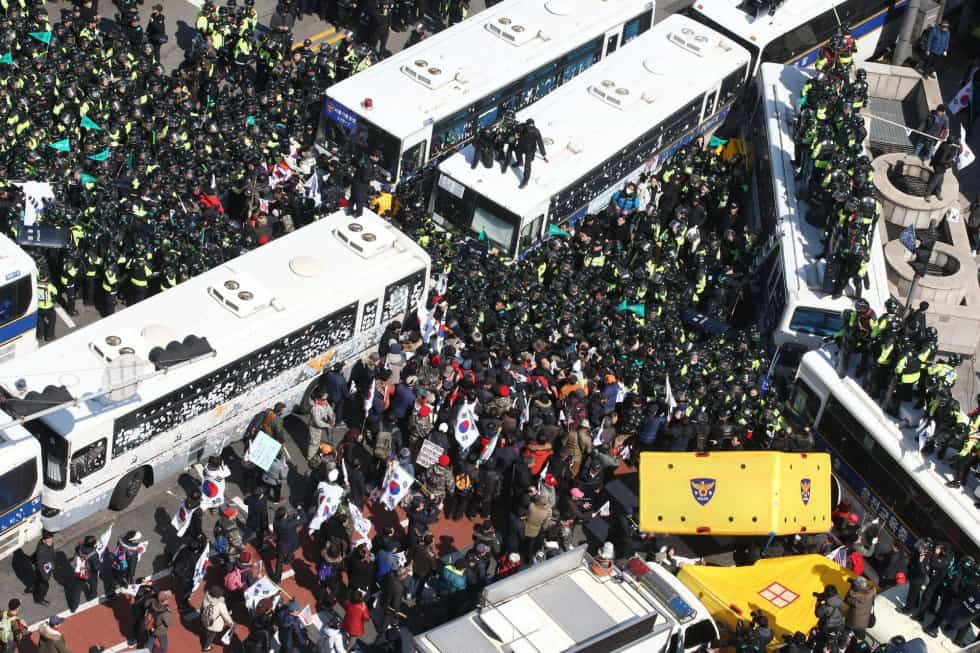 Момент от противопоставянето между полиция и демонстранти днес в Сеул. Снимка: elpais.com
