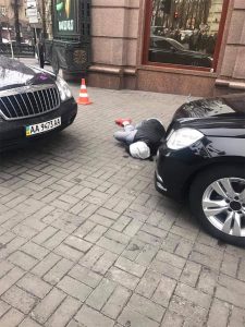 Простреляният убиец Павел Паршов лежи между колите недалеч от трупа на жертвата си. Снимка: Фейсбук