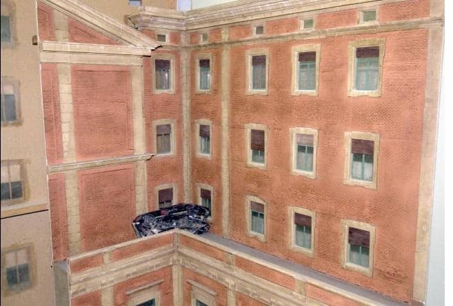 Смачканият автомобил пада на калкан на сградата на манастира. Снимката е на макет, който възпроизвежда случая