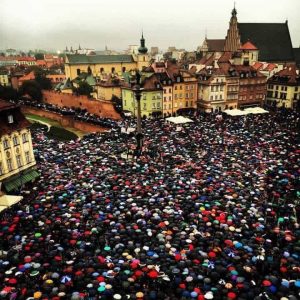 Стотици хиляди жени протестираха в цяла Полша по време на "Черния протест". На снимката се вижда масовия митинг в центъра на Варшава. Източник: Фейсбук (Facebook.)
